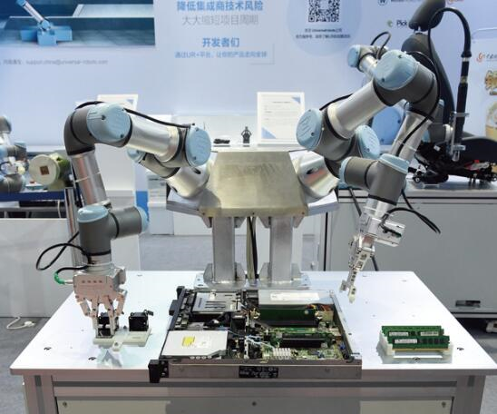 雙臂UR 機器人服務(wù)器組裝